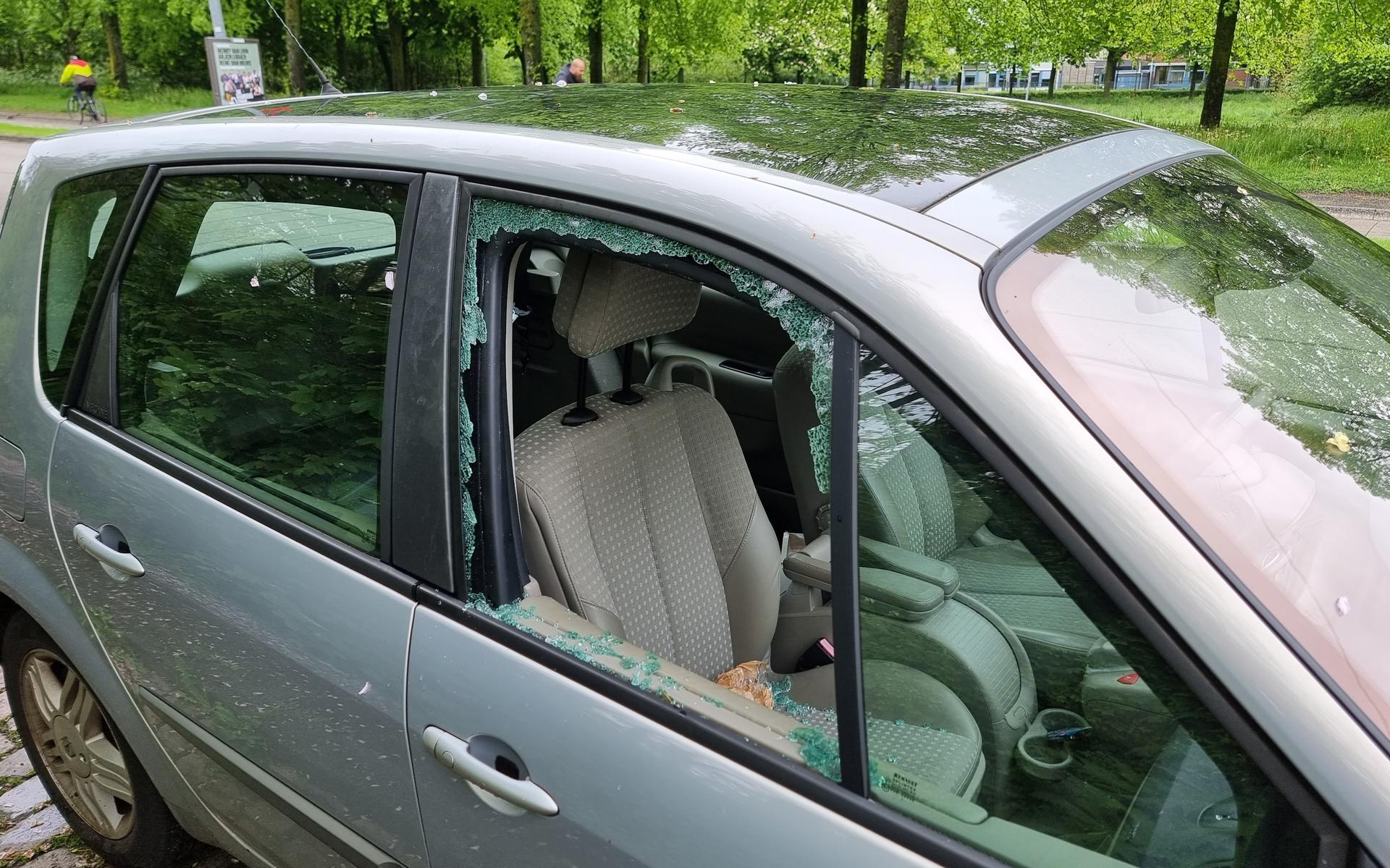 Een van de vernielde auto's aan de Ulgersemaweg.