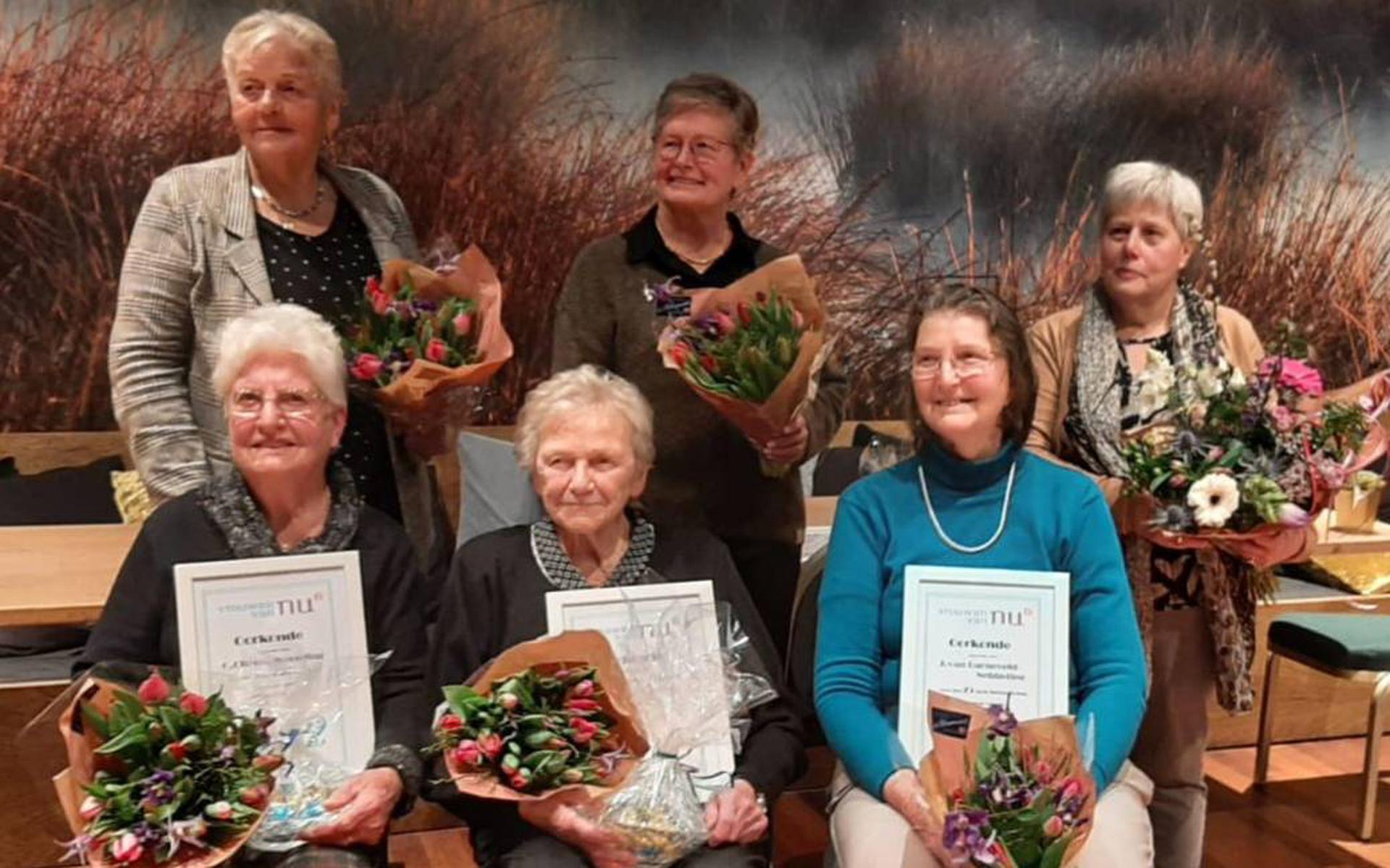 De Vrouwen van Nu uit Dwingeloo die de bloemen kregen.