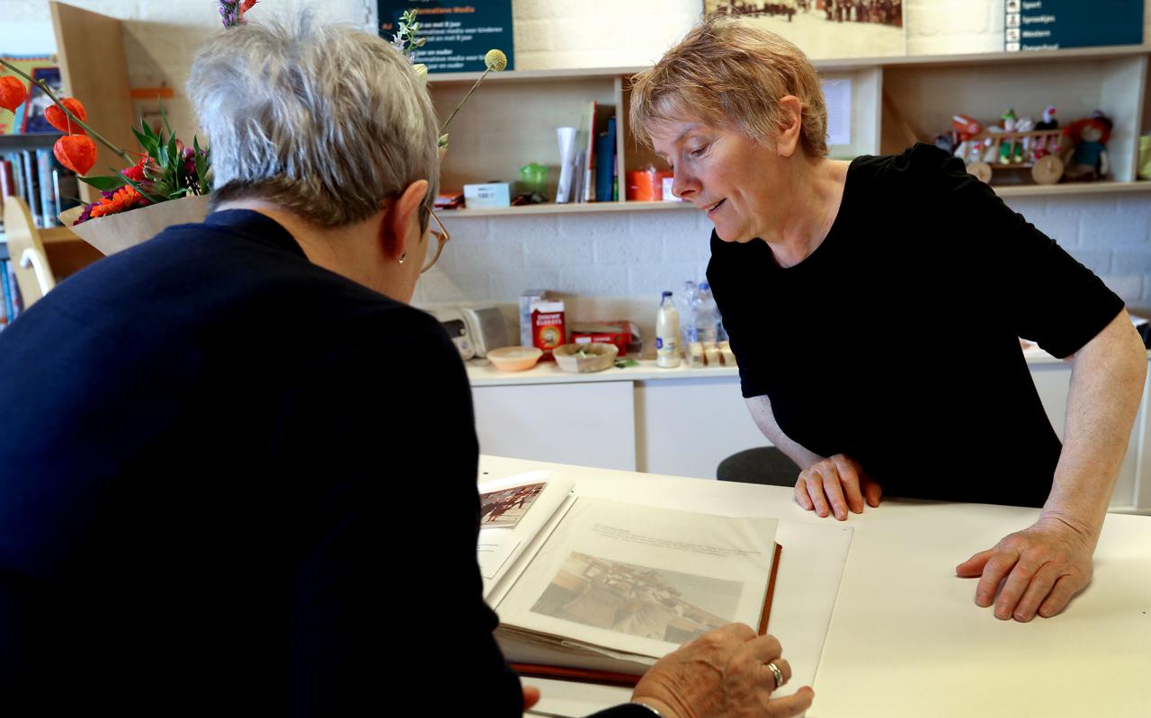 Trijnie Epping ontvangt donderdag de laatste lezers in de bibliotheek in Nieuwe Pekela. Een fotoboek herinnert aan het bijna 50-jarige verleden.