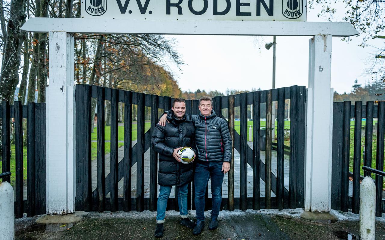 Vader en zoon Kalfsbeek bij de toegangspoort van véldvoetbalclub VV Roden.