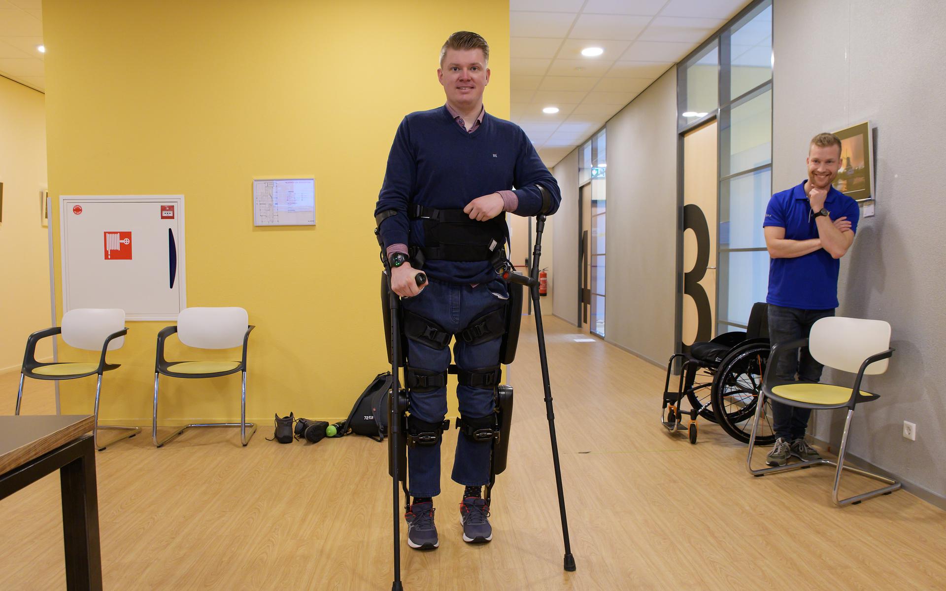 Dennie Jager traint met zijn exoskelet, in het centrum van Kinese Fysiotherapeuten in Appingedam. 