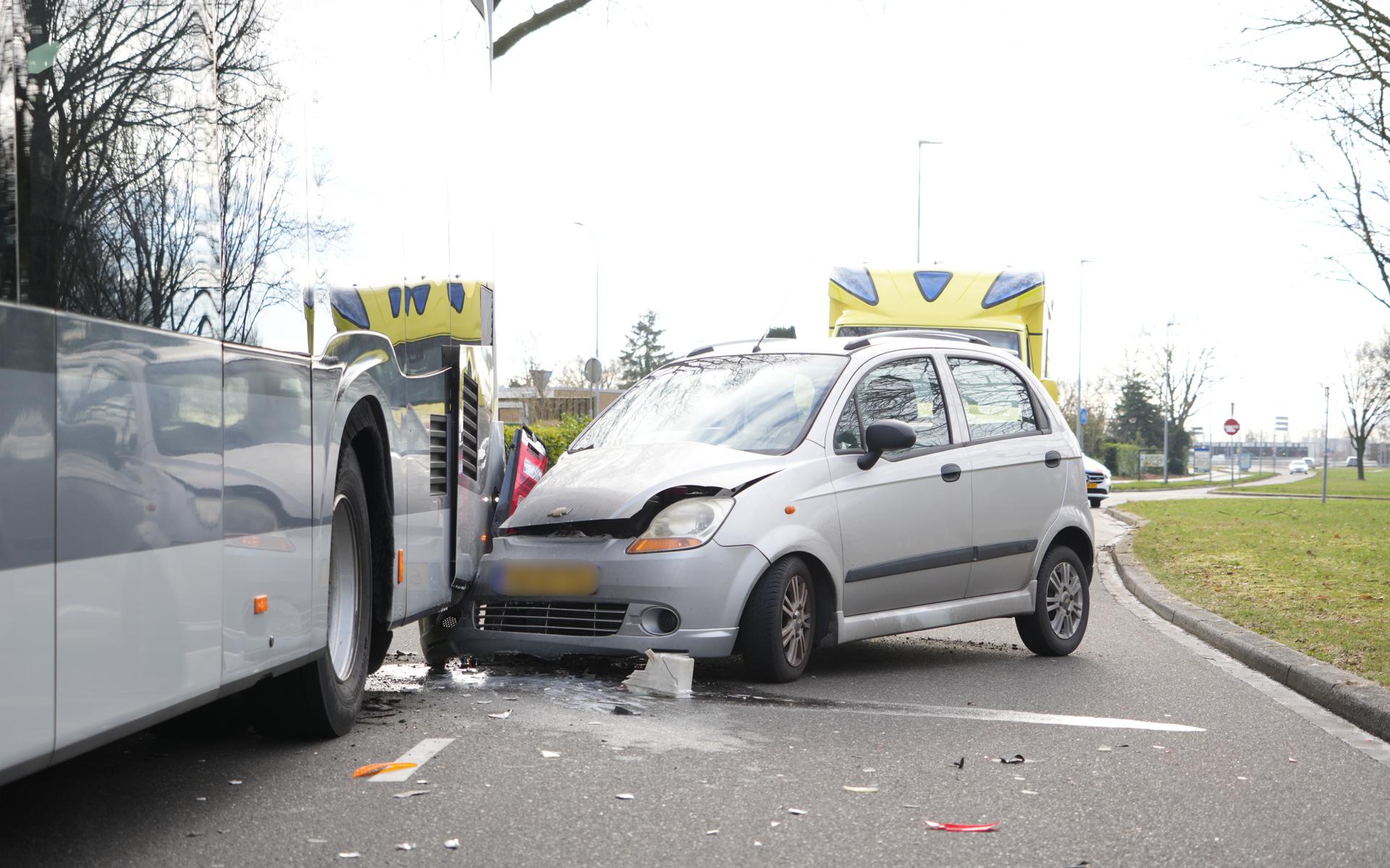 Op de Statenweg in Emmen is een automobilist met een voertuig vol op een lijnbus gereden. De bus stond bij de bushalte. 