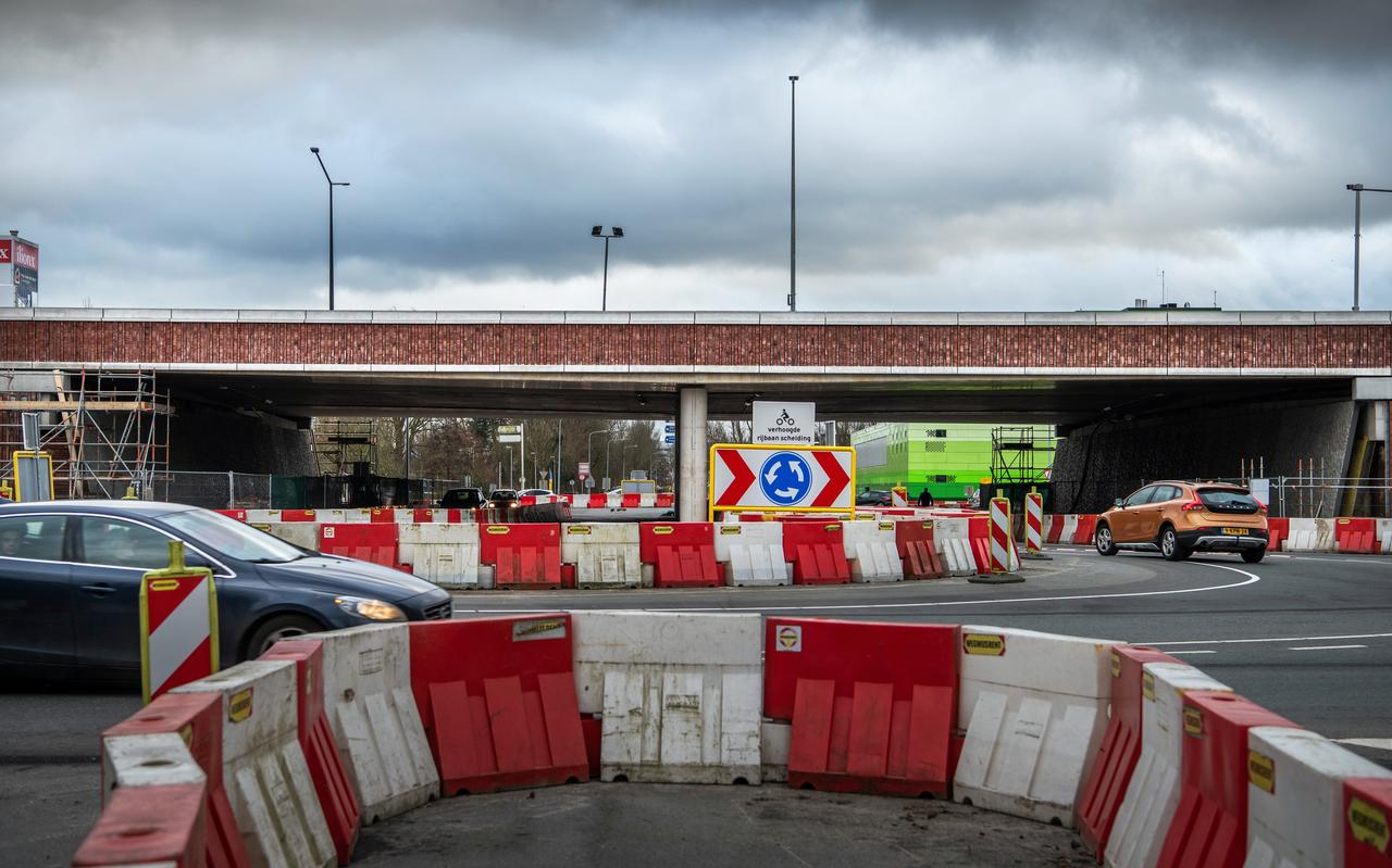 Combinatie Herepoort heeft de dubbele rotonde bij de Laan Corpus den Hoorn veranderd. Dat is gebeurd voor een tijdelijke aansluiting van de westelijke ringweg op het Julianaplein. Tijdens Operatie Julianaplein zullen nog meer weggebruikers ervan profiteren. Combinatie Herepoort heeft de dubbele rotonde bij de Laan Corpus den Hoorn veranderd. Dat is gebeurd voor een tijdelijke aansluiting van de westelijke ringweg op het Julianaplein. Tijdens Operatie Julianaplein zullen nog meer weggebruikers ervan profiteren.