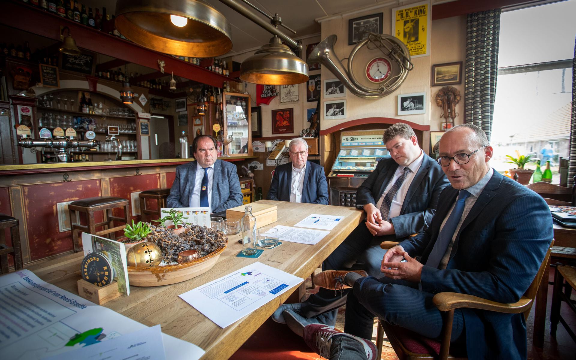 Presentatie compensatieplan (gestapelde) mijnbouw in Noord-Drenthe. V.l.n.r. Marcel Thijsen (burgemeester Tynaarlo), Tjisse Stelpstra (gedeputeerde Drenthe), Robert Meijer (wethouder Noordenveld), Anno Wietze Hiemstra (burgemeester Aa en Hunze). 