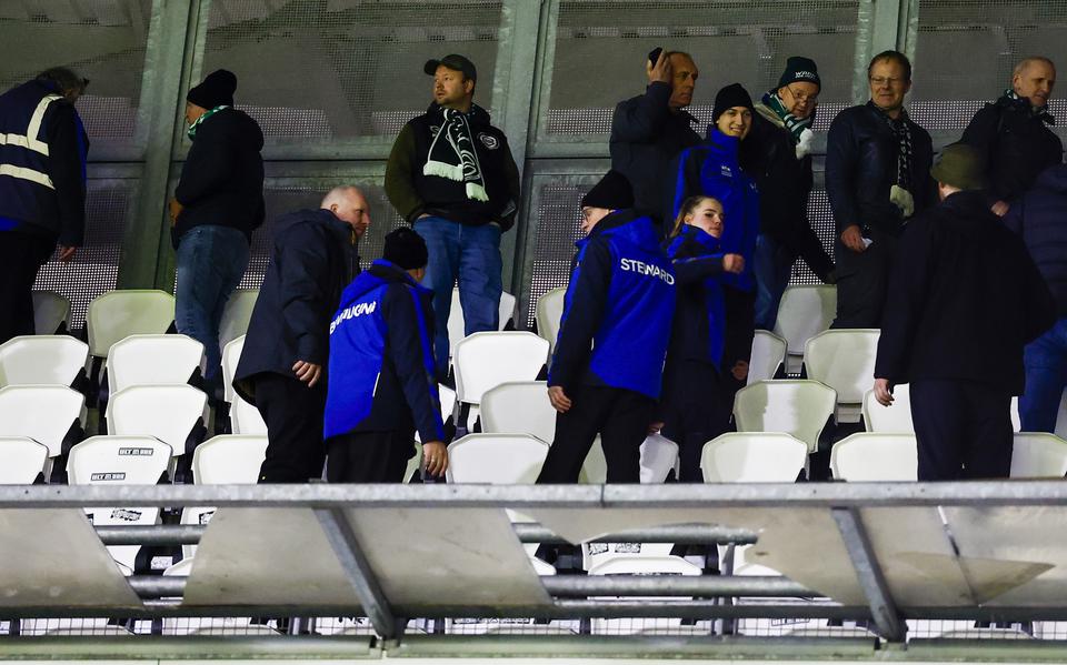 De schade aan het uitvak in het stadion van Heracles Almelo. Een supporter van FC Groningen viel naar beneden.