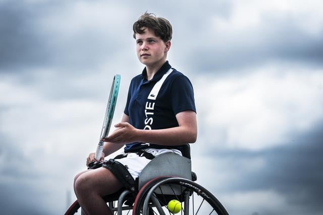 Max (15) werd geboren met een open rug, nu verovert hij de wereld als rolstoeltennisser