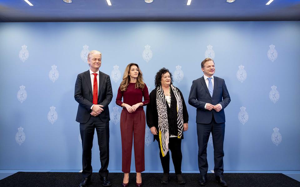 Geert Wilders (PVV), Dilan Yesilgoz (VVD), Caroline van der Plas (BBB) en Pieter Omtzigt (NSC) tijdens de presentatie van het hoofdlijnenakkoord. De vier partijen PVV, NSC, VVD en BBB hebben een akkoord bereikt voor een nieuw kabinet.