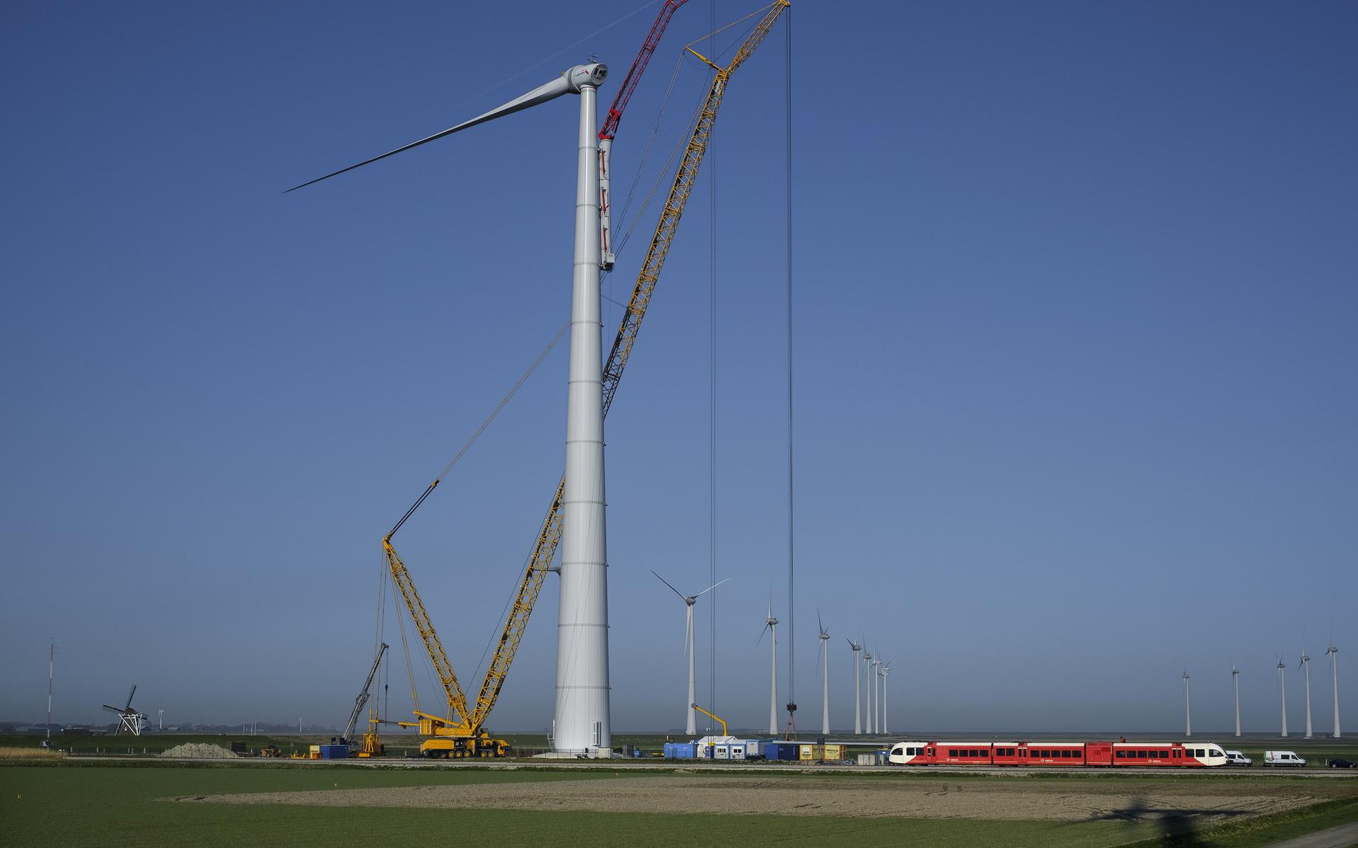 Een windmolen met een modulair gebouwde mast in de Eemshaven zoals STEG die maakte.