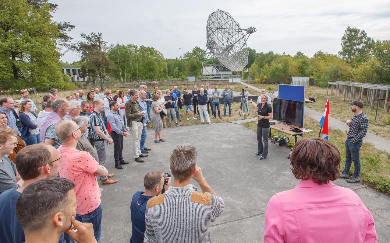 Jessica Dempsey, de nieuwe directeur van Astron in Dwingeloo, spreekt haar medewerkers toe bij de ingebruikname van Lofar 2.0. Rechts van haar (met pet en koffie) hoogleraar Jason Hessels. Jessica Dempsey, de nieuwe directeur van Astron in Dwingeloo, spreekt haar medewerkers toe bij de ingebruikname van Lofar 2.0. Rechts van haar (met pet en koffie) hoogleraar Jason Hessels.