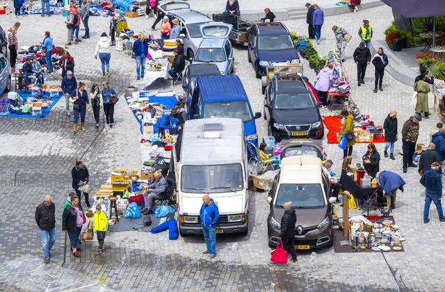 Eerste kofferbakverkoop van het seizoen op De Brink in Assen