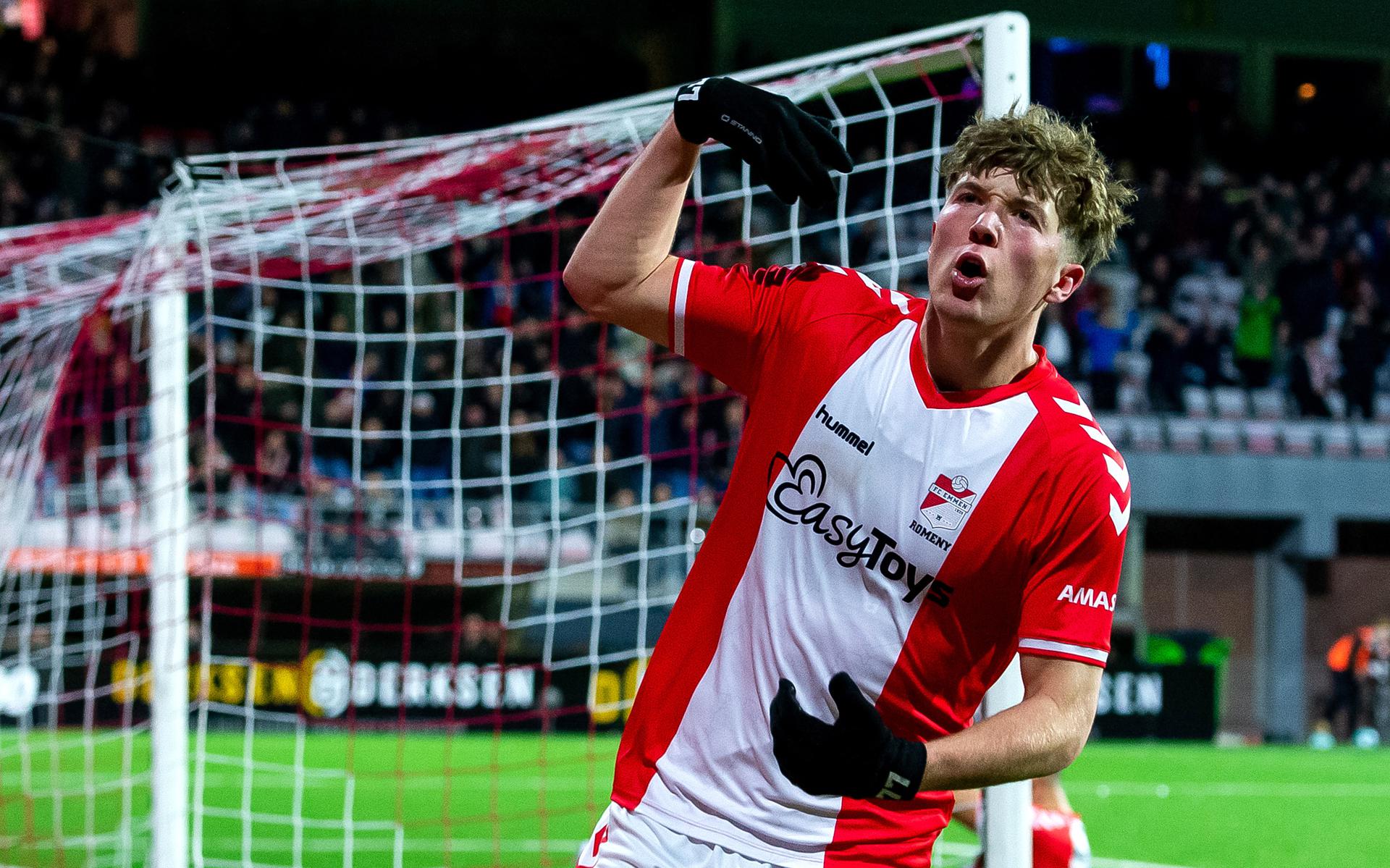 Ole Romeny viert het doelpunt dat hij namens FC Emmen tegen Vitesse maakt.