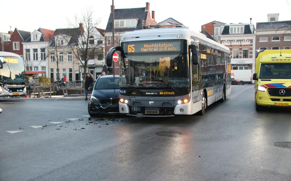 Openbaar vervoer in Groningen raakt ontregeld door ongeluk met streekbus.