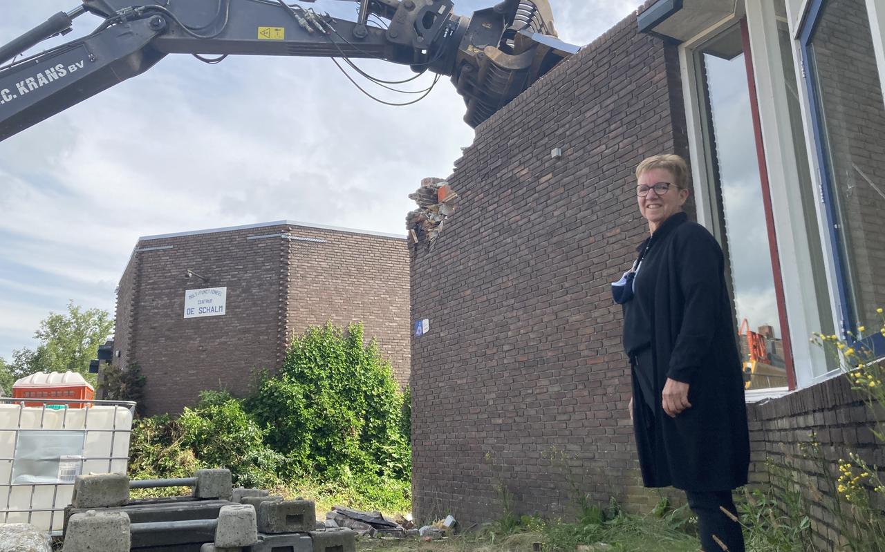 Janneke de Vries was de laatste 23 jaar beheerder van dorpshuis De Schalm. Dinsdagochtend zag zij hoe de sloop van het pand begon. Janneke de Vries was de laatste 23 jaar beheerder van dorpshuis De Schalm. Dinsdagochtend zag zij hoe de sloop van het pand begon.