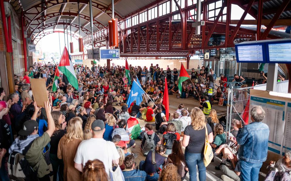 Een druk bezochte demonstratie tegen de hongersnood in Gaza op Hoofdstation Groningen, met pollepels en pannen. 
