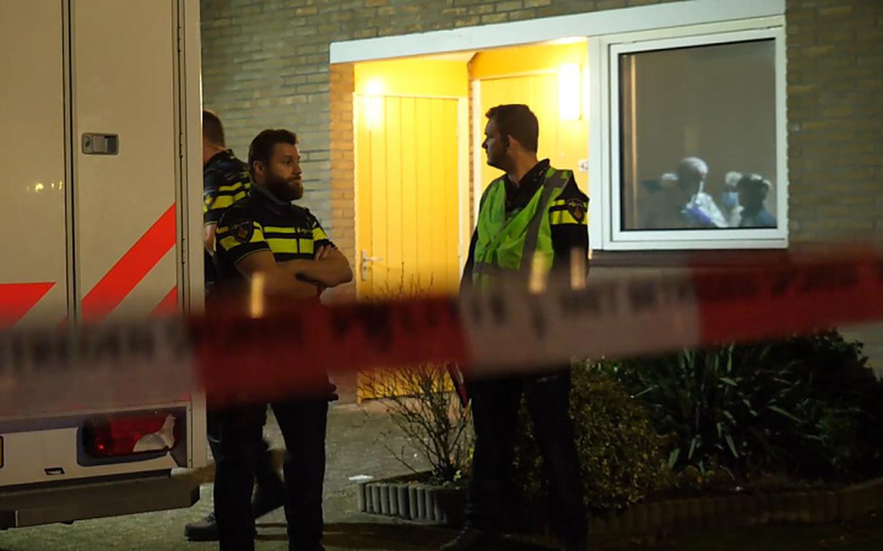 Twee doden in woning aan de Sleutelbloemstraat in Assen. Politie doet onderzoek