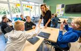 Kinderboekenschrijver Lysette van Geel bezoekt de basisschool in Zeerijp die de inspiratie vormde voor haar boek. 