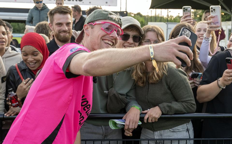 YouTuber Enzo Knol laat iedereen in Borger glimlachen.