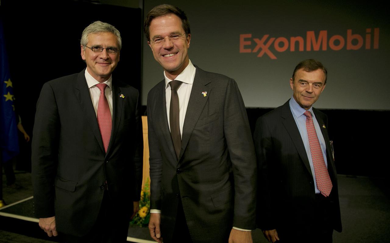 Mark Rutte, zijn Vlaamse collega Kris Peeters (links) en CEO Joost van Roost van ExxonMobil Benelux (rechts) na afloop van een bezoek aan het onderzoekscentrum van ExxonMobil in 2013. 