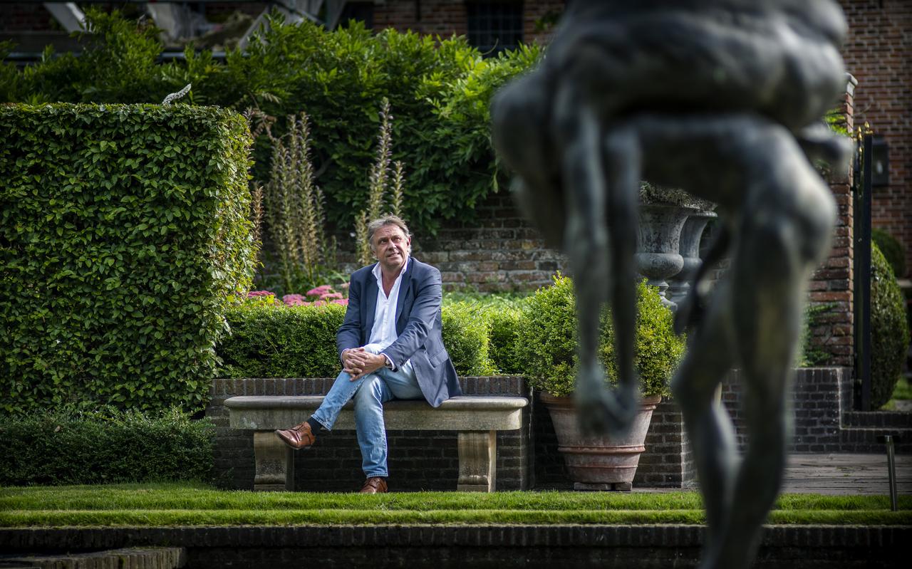 Gerrit Kamstra in de tuin van Museum De Buitenplaats. ,,Cultuur is per definitie ondemocratisch. We faciliteren niet alleen dingen die iedereen leuk vindt.'' Gerrit Kamstra in de tuin van Museum De Buitenplaats. ,,Cultuur is per definitie ondemocratisch. We faciliteren niet alleen dingen die iedereen leuk vindt.''