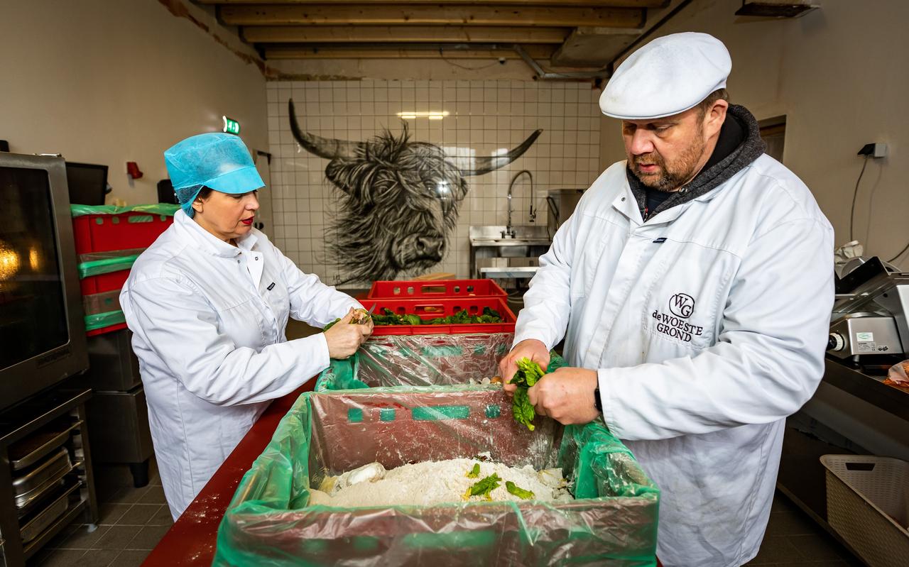 Léon Stam en Eugénie Benda runnen hun slagerij in de melkfabriek van Laude Léon Stam en Eugénie Benda runnen hun slagerij in de melkfabriek van Laude