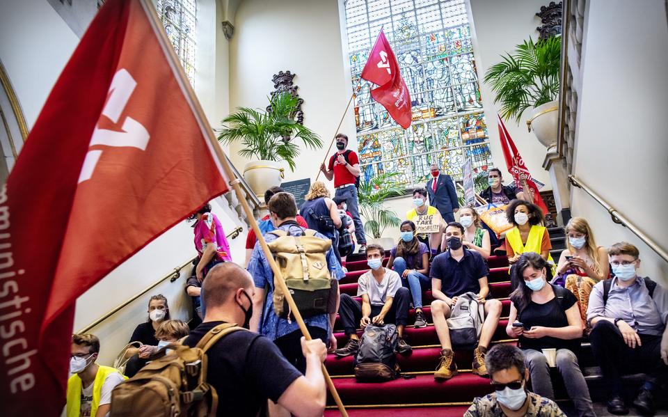 Studenten die dakloos zijn door de wooncrisis in Groningen bezetten begin september het Academiegebouw van de RUG. Ze worden gesteund door actiegroep Shelter Our Students. Zo'n 250 studenten namen deel aan het protest.