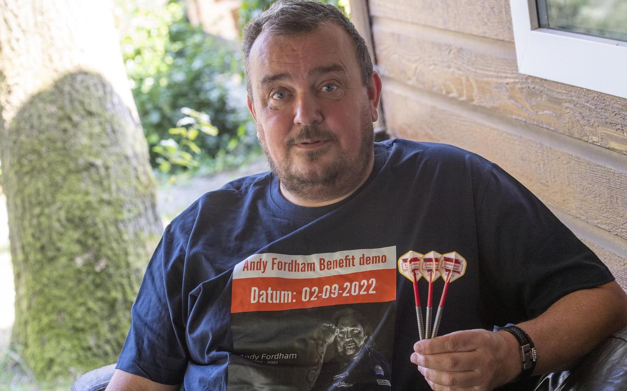 Albert Lubbelinkhof uit Coevorden regelde een benefietavond voor de familie van darter Andy Fordham. Albert Lubbelinkhof uit Coevorden regelde een benefietavond voor de familie van darter Andy Fordham.