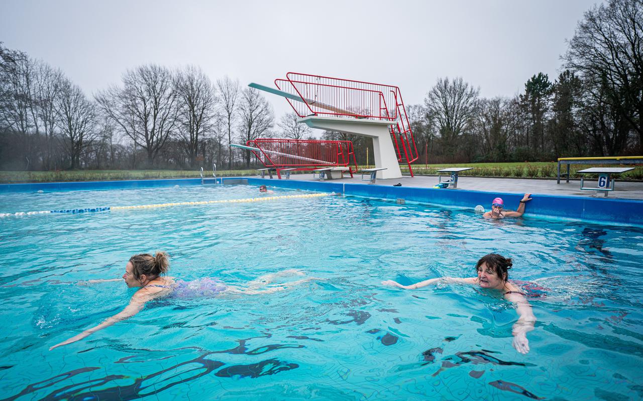 Assenaren die in een buitenbad willen zwemmen, moeten uitwijken naar het relatief kleine buitenbad van De Bonte Wever of openluchtbaden in de omliggende gemeenten, zoals De Leemdobben in Vries.