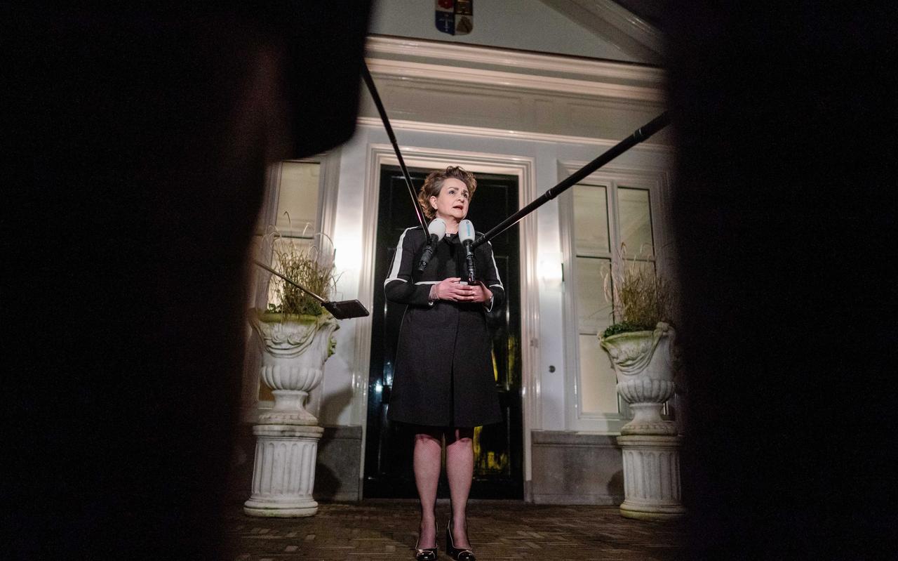 Staatssecretaris Alexandra van Huffelen van Financiën voor het Catshuis bij het overleg over het toeslagenrapport. Staatssecretaris Alexandra van Huffelen van Financiën voor het Catshuis bij het overleg over het toeslagenrapport.