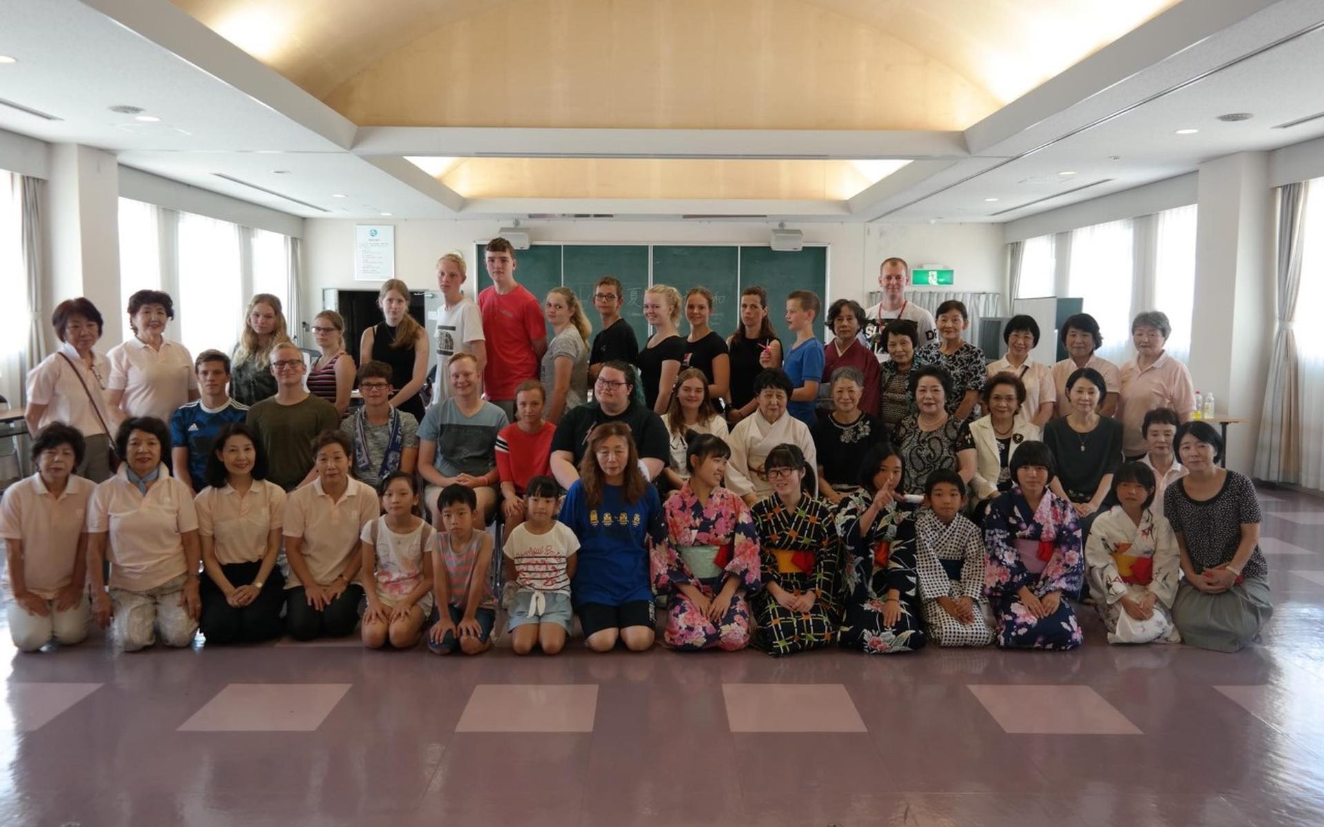 De groep jongeren met hun Japanse leeftijdgenoten die in 2018 een bezoek bracht aan Shunan City. Eigen foto