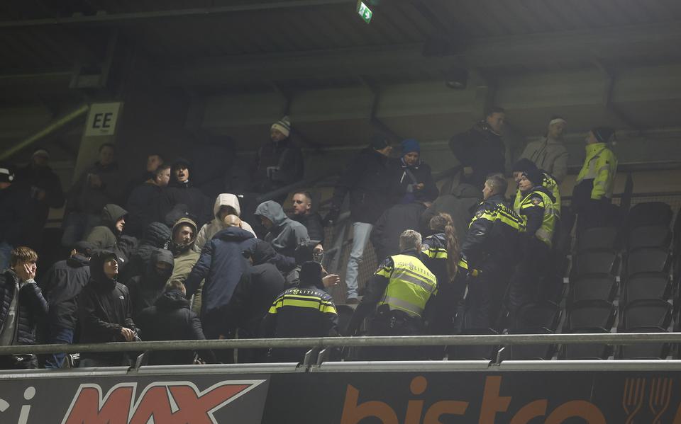 Het vak met FC Groningen-supporters wordt ontruimd tijdens de wedstrijd tegen Heracles Almelo.