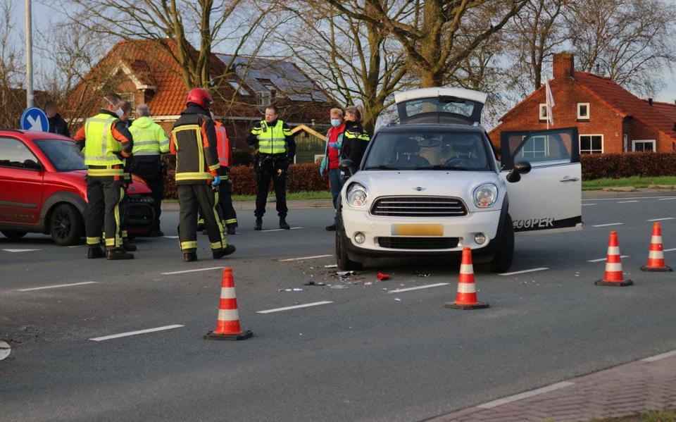 Bestuurder van brommobiel ziet auto over het hoofd en zorgt voor botsing op kruising van de Rijksweg met de Molenstraat in Schee