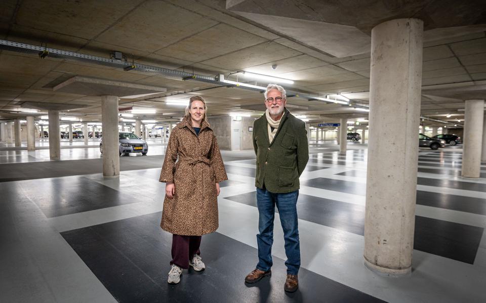 Anne Koning en Daan Dorr moeten hun auto in de Boterdiepgarage parkeren.