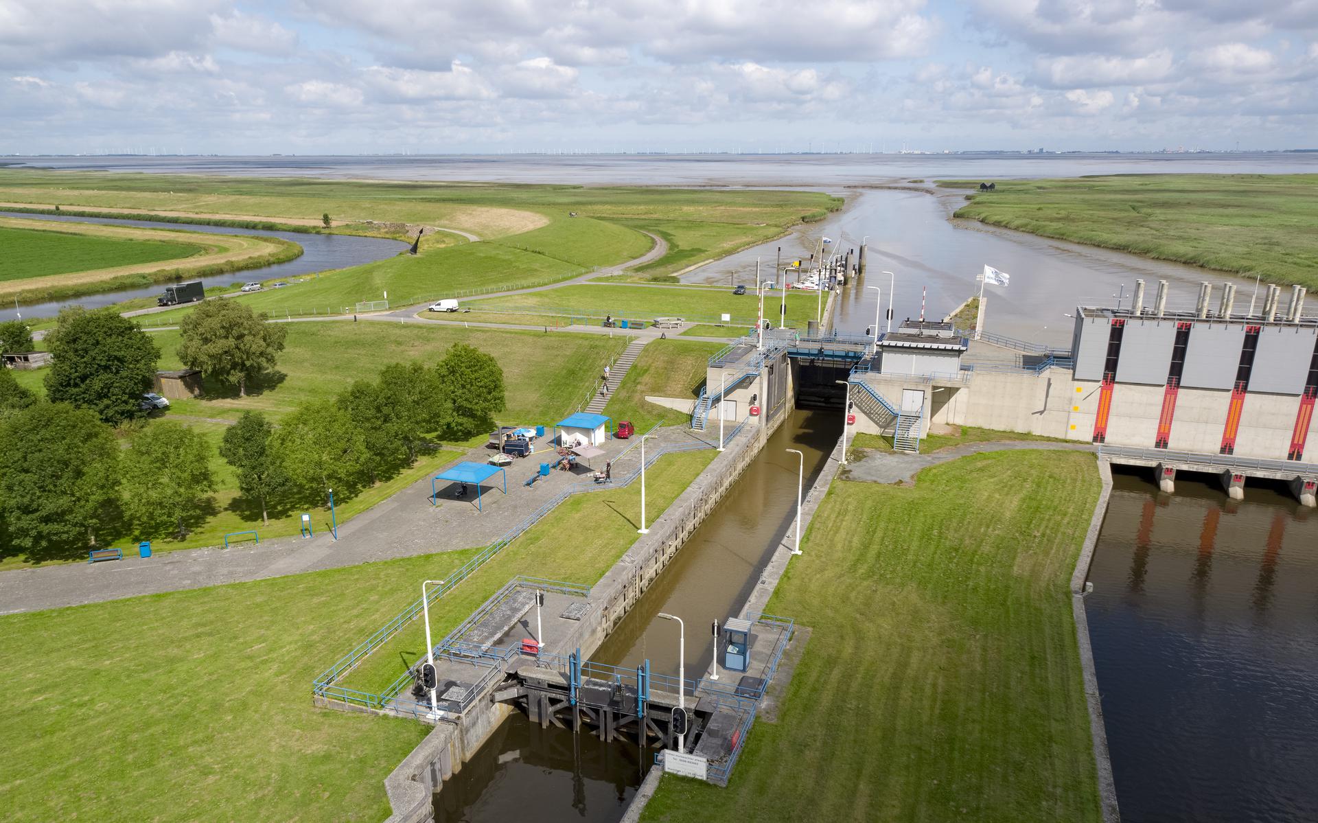 Nieuwe Statenzijl beter ingericht voor toeristen. Omgeving sluizencomplex  krijgt picknicktafels, parkeerplaatsen, oplaadpunten en sanitair - Dagblad  van het Noorden