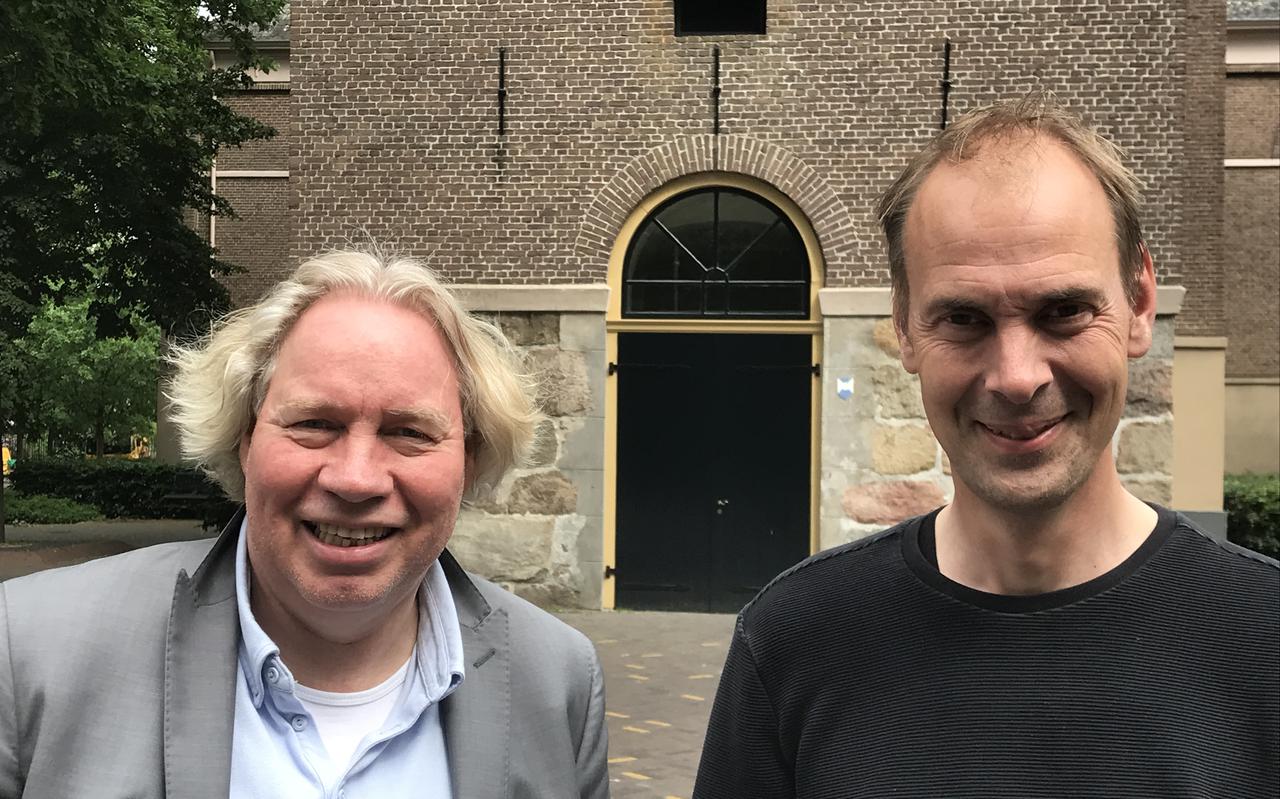 Henk Eising en Thijs Rondhuis bij de Grote Kerk in Emmen. Zij gaan samen De Gouden Pijl nieuw leven inblazen.