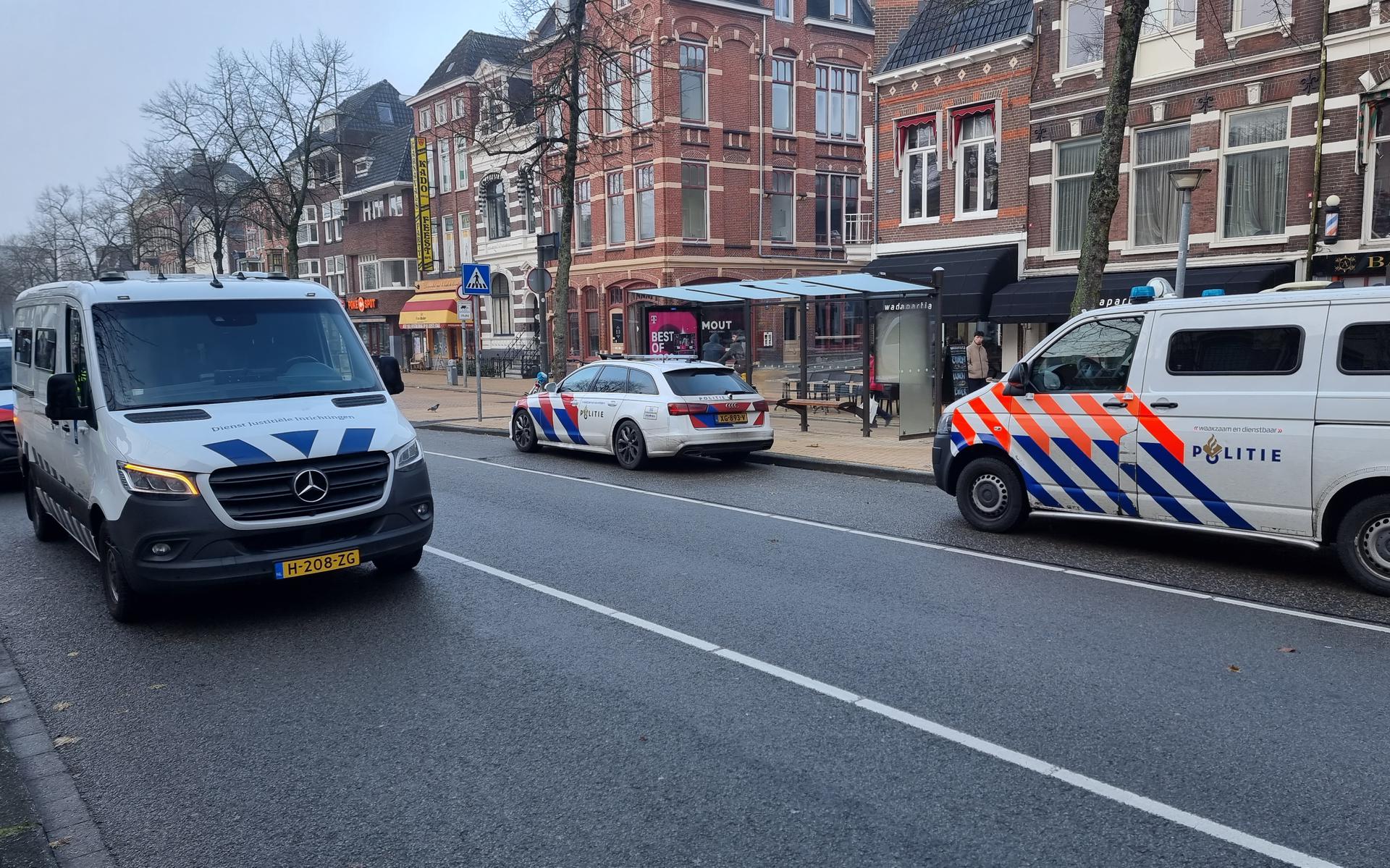 Veel politie bij de aanrijding van een busje van justitie met een fietser op het Gedempte Zuiderdiep. Dat was niet vanwege de ernst van de aanrijding, maar vanwege de passagier van het busje, de man die verdacht wordt van een dodelijke schietpartij in de Haddingestraat in Groningen.