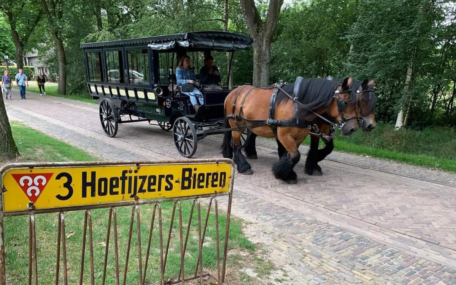 Mannuela Huisman en Arwald Slagman stoppen met de paardentram in museumdorp Orvelte. ‘Onze mooiste t