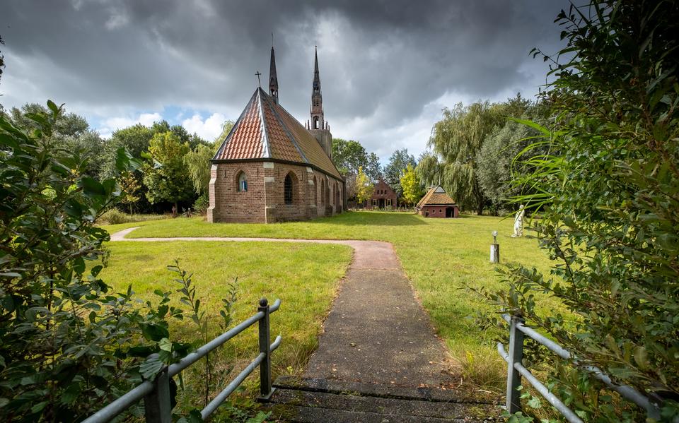 Het kerkje Harkema oogt idyllisch 