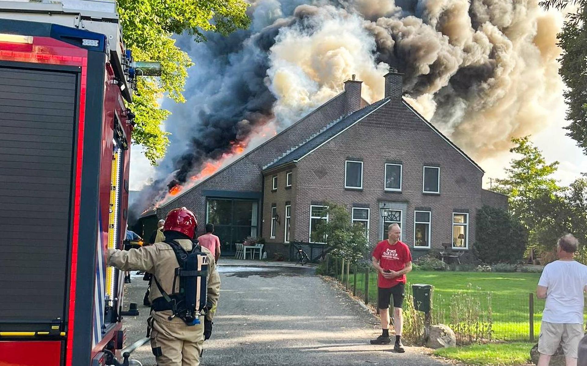 Grote brand in Finsterwolde. Schuur achter woonhuis volledig verwoest