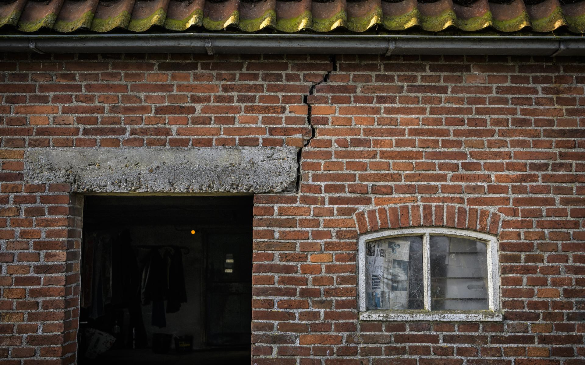 Een oude boerderij in Westeremden is zwaar beschadigd door de aardbevingen in Noord-Groningen.