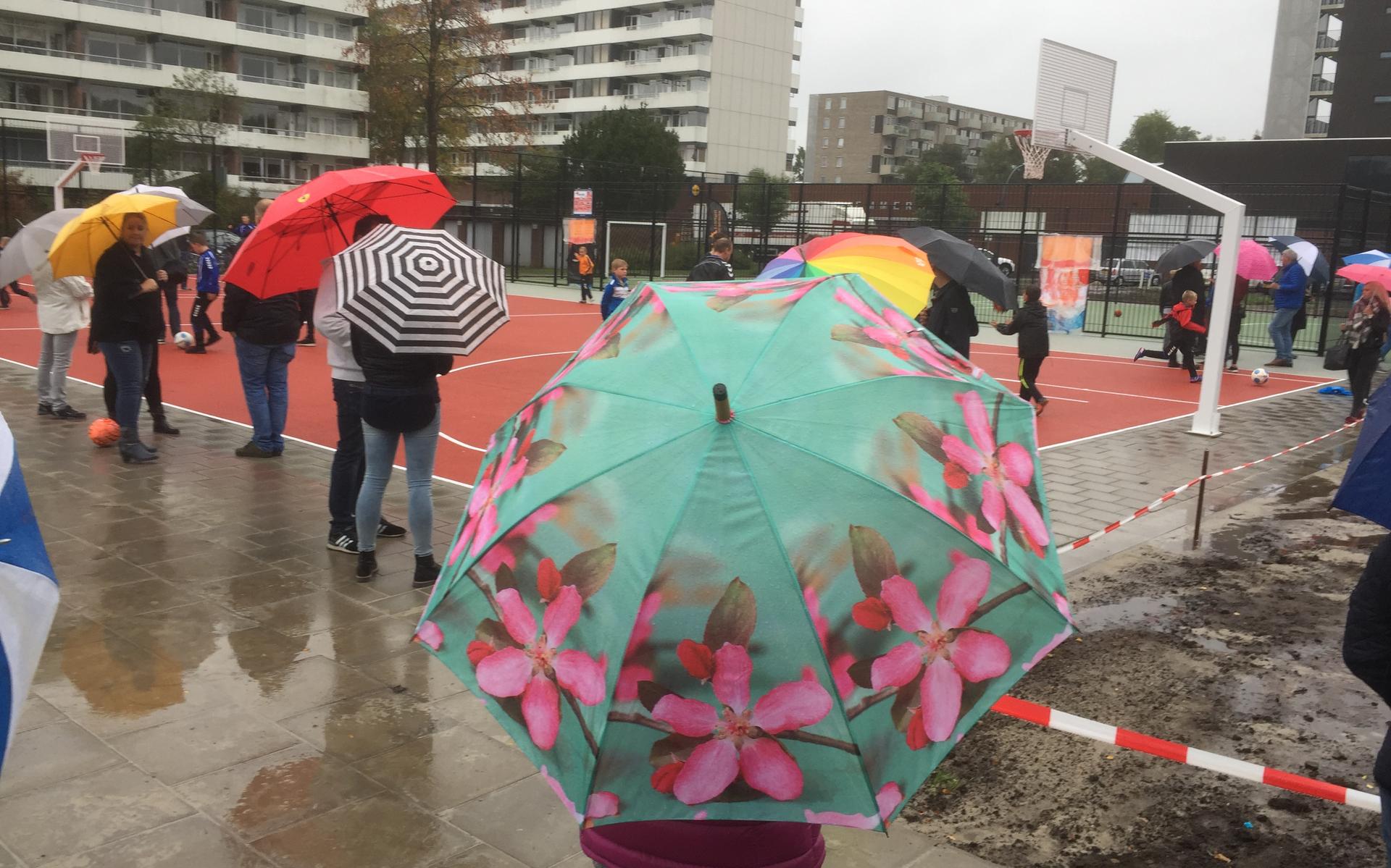 Regen spelbreker bij opening Sportplein Emmerhout (+video)