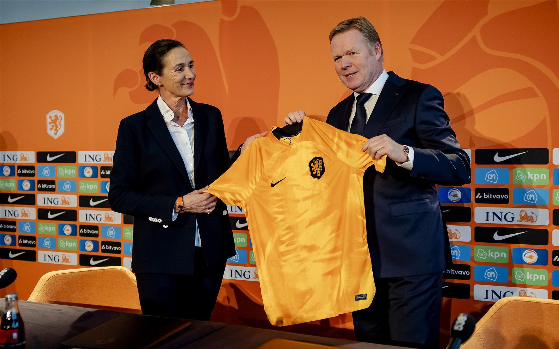 Bondscoach Ronald Koeman krijgt het oranje shirt van Marianne van Leeuwen, directeur betaald voetbal.