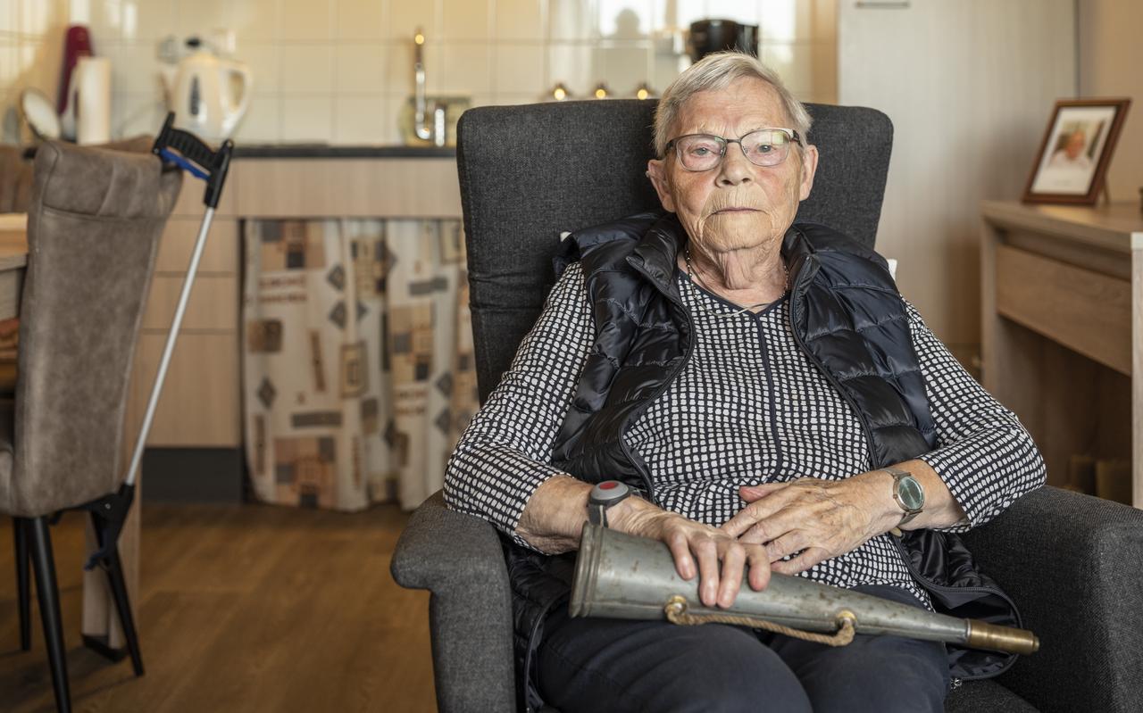 Antje Mulder-Geitz met de scheepstoeter van haar vader. ,,Deze toeter is voor altijd verbonden aan mijn jeugd.'' Antje Mulder-Geitz met de scheepstoeter van haar vader. ,,Deze toeter is voor altijd verbonden aan mijn jeugd.''