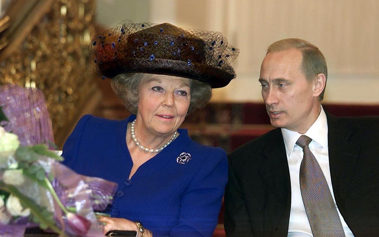 De Russische president Poetin fluistert koningin Beatrix iets toe tijdens de ondertekening van het gezamelijk Russisch-Nederlands actieprogramma in 2001. ANP FOTO/ED OUDENAARDEN
