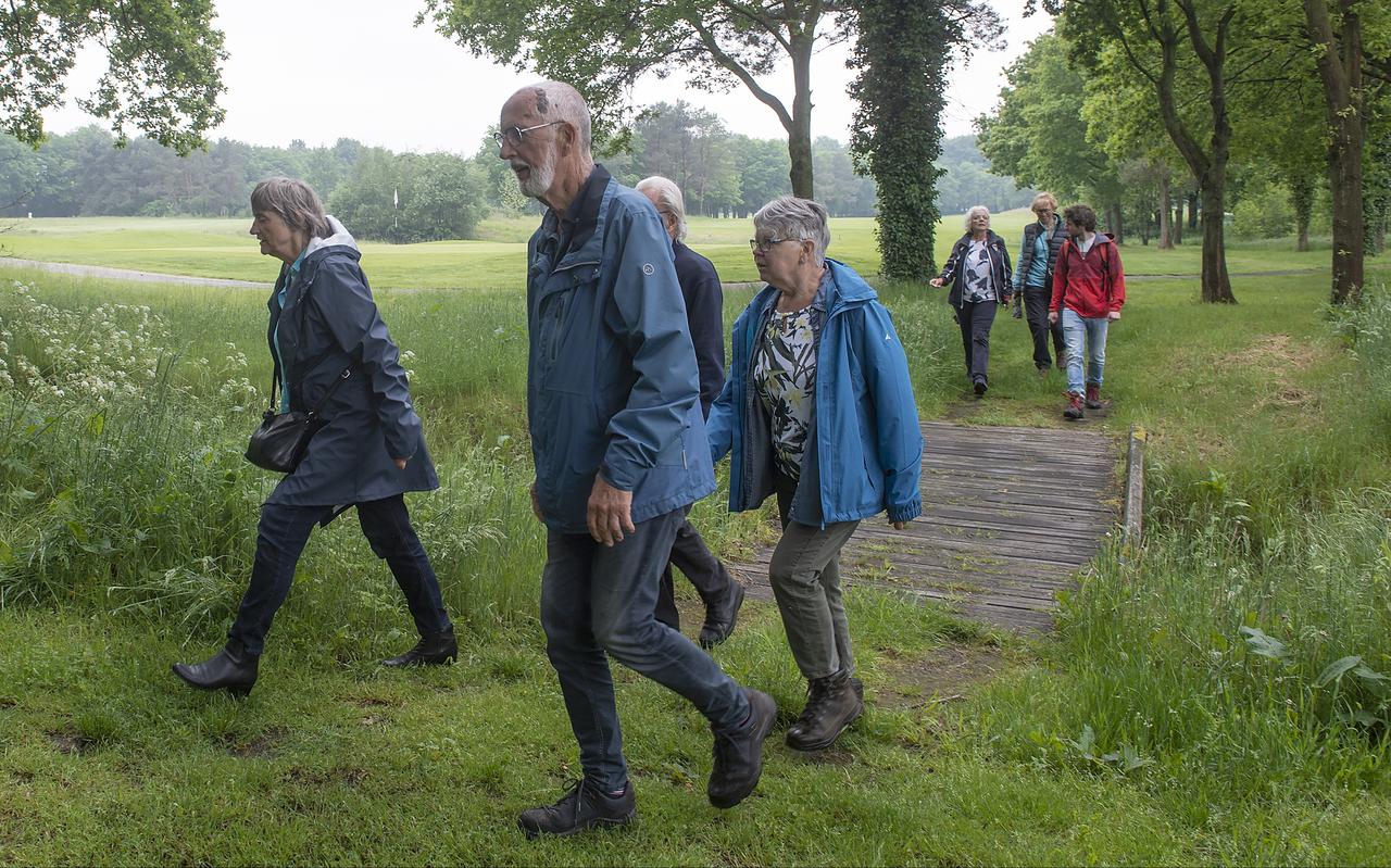 Opening Hamerlandenroute voor wandelaars. Hier lopen zij langs de golfbaan Opening Hamerlandenroute voor wandelaars. Hier lopen zij langs de golfbaan