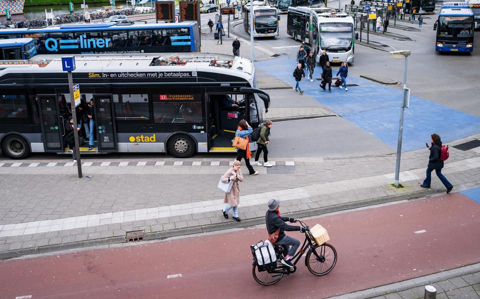 Bussen van Qbuzz op het Hoofdstation in Groningen.