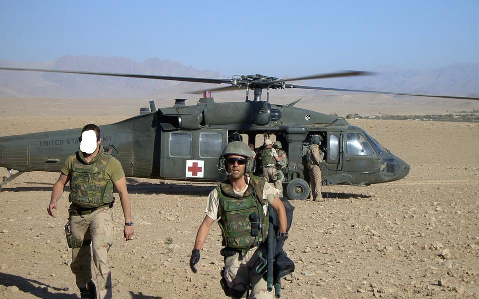 Marco Boerendonk loopt weg bij de helikopter waar een gewonde militair in is gelegd. Het bloed zit nog op zijn rechter onderarm.