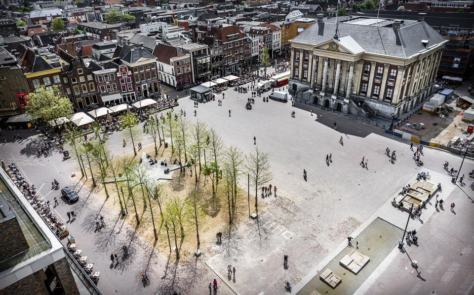 De 'nieuwe' Grote Markt in Groningen met windroos tussen bomen, fietsers en fonteinen.