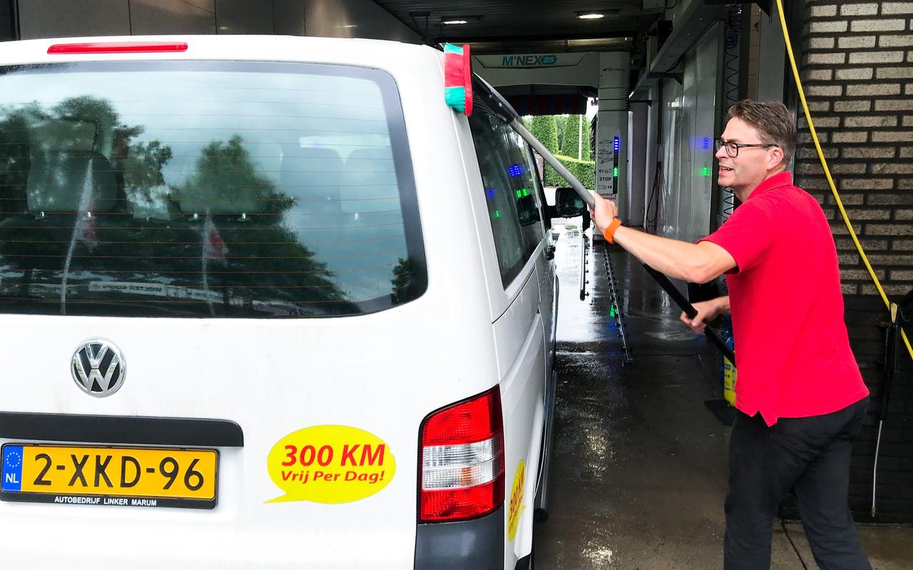 Alex van Kammen aan de slag in de autowasplaats van zijn Texaco tankstation aan de Noorderweg in
Marum. Alex van Kammen aan de slag in de autowasplaats van zijn Texaco tankstation aan de Noorderweg in
Marum.
