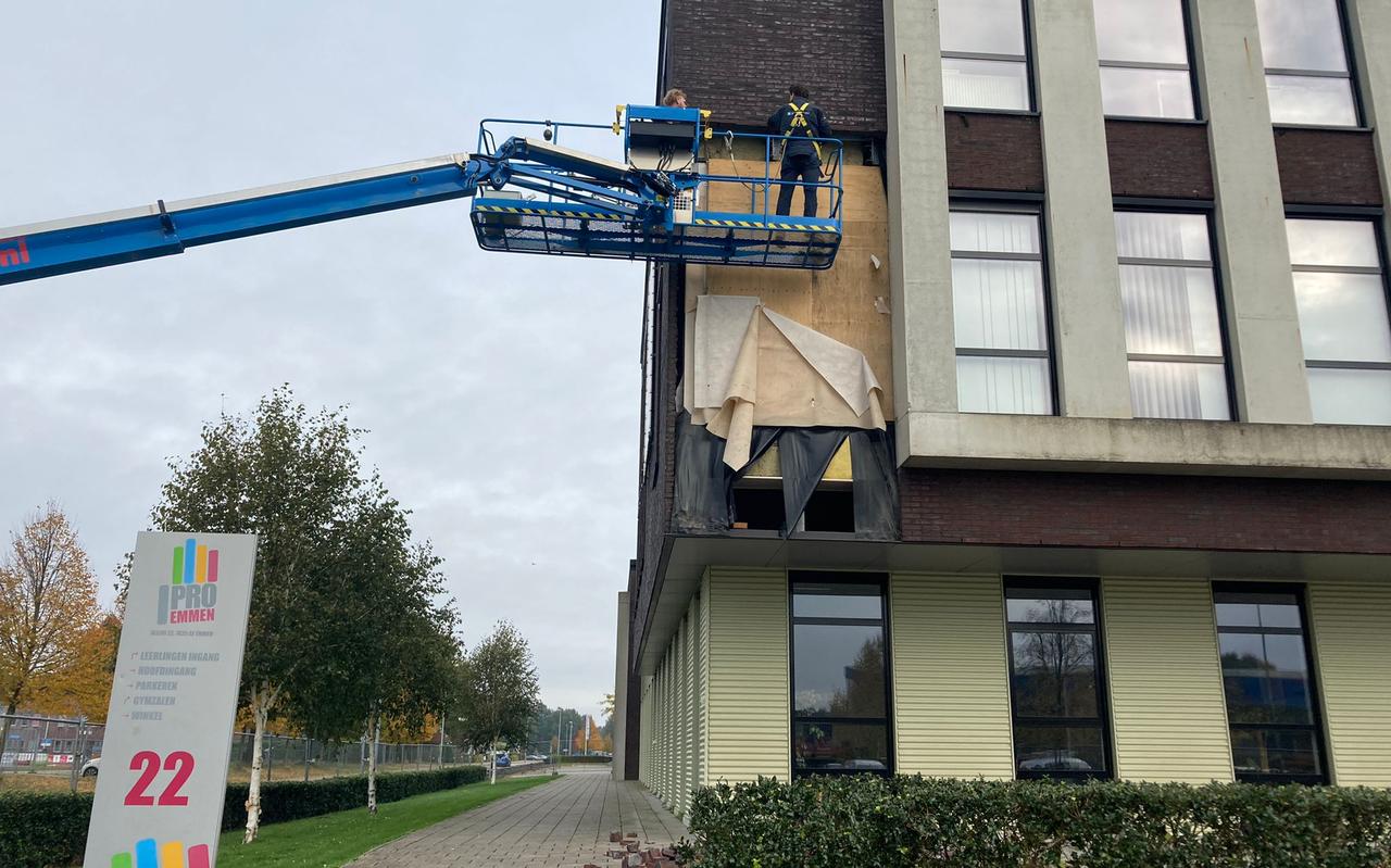 De wind nam vorige een flinke hap uit de voorgevel van PRO Emmen De wind nam vorige een flinke hap uit de voorgevel van PRO Emmen