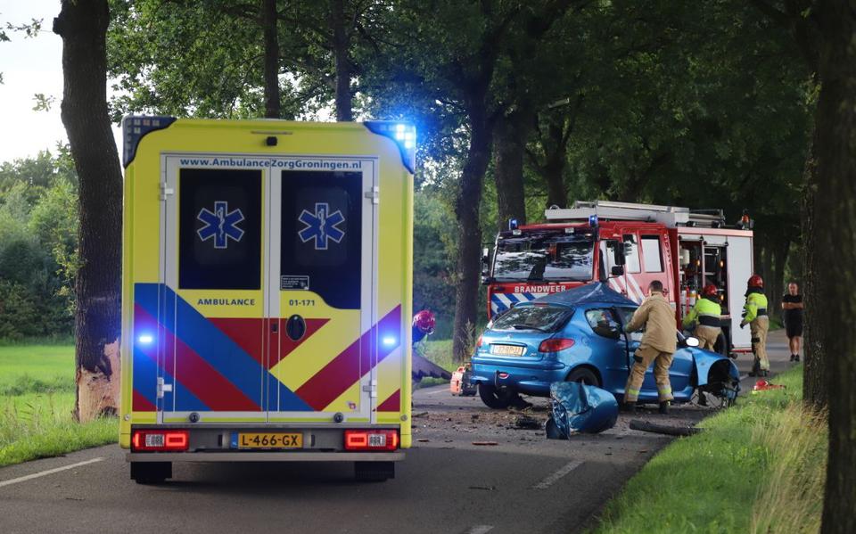 Zware botsing op Hoofdweg in Scharmer. Ambulances en traumahelikopter aanwezig, weg afgesloten. Zware botsing op Hoofdweg in Scharmer. Ambulances en traumahelikopter aanwezig, weg afgesloten.